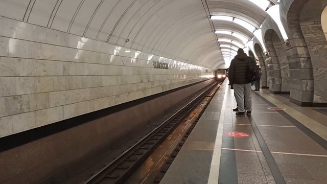 Метро Москвы Станция метро Чкаловская поезд 81-717 Номерной | Московский транспорт