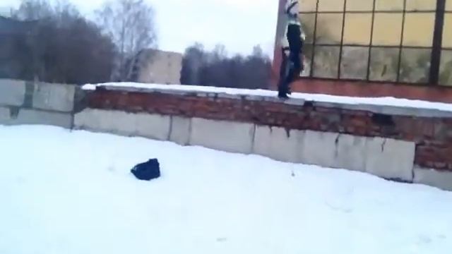 Маленький мальчик сделал 3 сальто в воздухе! смотреть онлайн