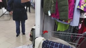 СЕКОНД ХЕНД. ПЛАТЬЕ С ЗАПЛАТКОЙ. НОВЫЙ ЗАВОЗ. ОЧЕНЬ МНОГО НАРОДА.