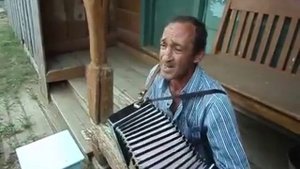 Талантлиый деревенский баянист