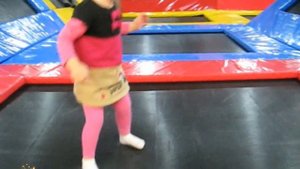 Маргарита прыгает на батуте.  Margarita plays in the playground, jumps on the trampoline