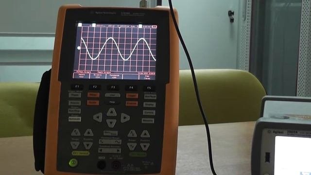 Ручной осциллограф  и генератор сигналов производства Keysight