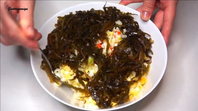 Легкий и быстрый салат из морской капусты и кукурузы