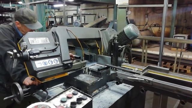 Резка металла ленточной пилой. КРОН смотреть онлайн