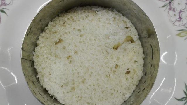 Слоеный салат с форелью и морской капустой