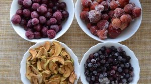 Компот из сушеных яблок и замороженных ягод