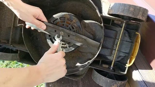 Газонокосилка CHAMPION EM3110 смотреть онлайн