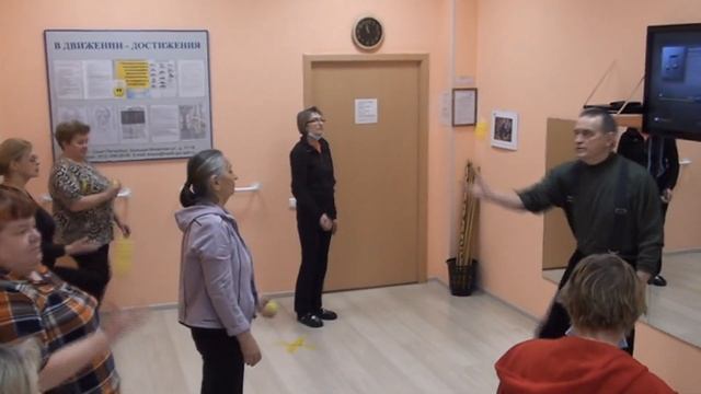 Уроки жонглирования для начинающих. Урок 1 смотреть онлайн