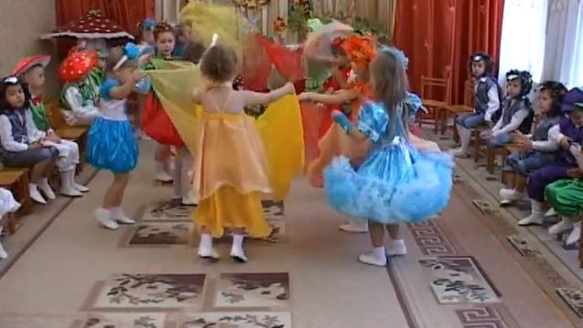 Танец с шарфиками. Осенний утренник. Средняя группа. смотреть онлайн