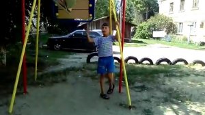 Девочка катается на качели