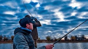 ЛОВЛЯ ОСЕННЕГО СУДАКА и ЩУКИ с лодки. День первый. Рыбалка в Астрахани.