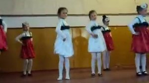 Танец "Клубнички" учениц начальных классов Староушицкой школы.