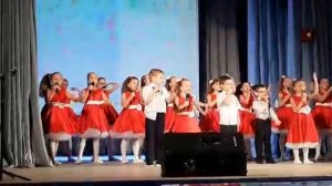 "До-ре-ми" исполняет ансамбль "Ягодка" песню хора "Великан".