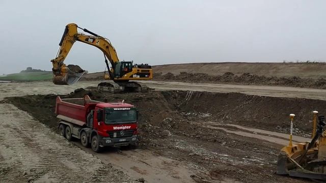 CAT D6T XL & CAT 345C loading dump trucks смотреть онлайн