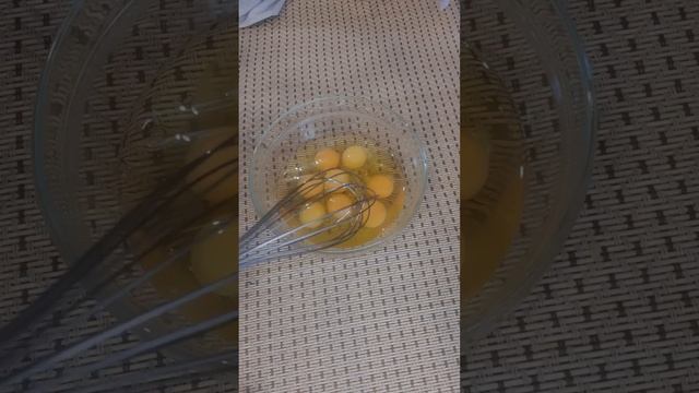 Закусочные маффины с копчёной куриной грудкой и ананасом.