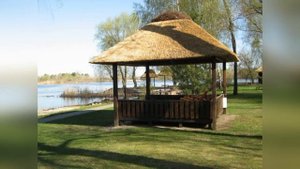 Беседки с крышей из камыша. Идеи своими руками