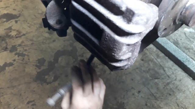 Audi A4 B7 2.0 TDI | Neue Bremssattel hinten #cars #tutorial #diy смотреть онлайн