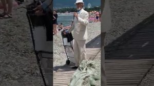 Поет Владимир Черченко - тенор Геленджика