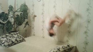 Как сделать сальто вперёд на кровати