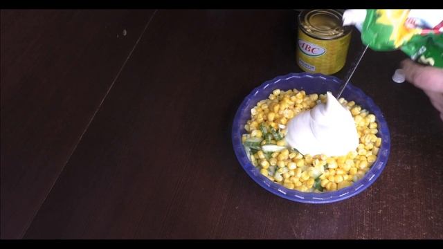 САЛАТ "ГОСТИ НА ПОРОГЕ".Приготовила салат из того что нашла в холодильнике. Быстро, просто, вкусно смотреть онлайн