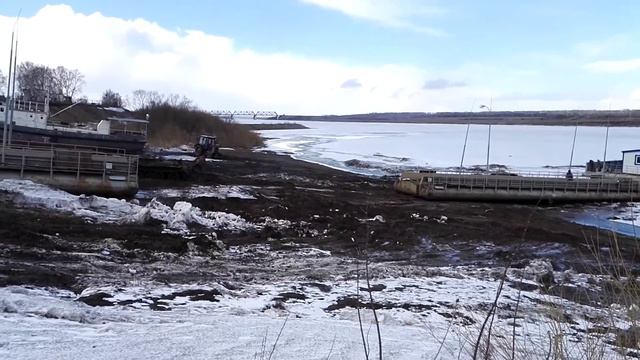 Разбор понтонного моста перед ледоходом (участвует танк) смотреть онлайн