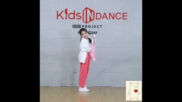 Маленькая девочка кореянка красиво танцует!!! смотреть онлайн