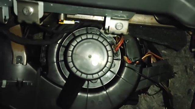 Фольцваген Поло - Замена вентилятора печки или почему он пищит. смотреть онлайн