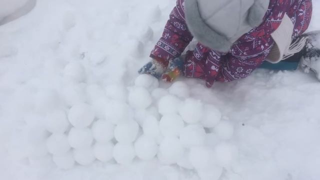 Снежколеп. Играем в снежки. *** Playing in the snow смотреть онлайн