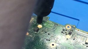 ВСТАВИЛИ ШЛЕЙФ МАТРИЦЫ БЕЗ ОТКЛЮЧЕНИЯ АКБ. ASUS X750L.