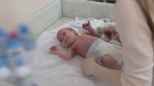 Как и чем подмывать (умывать) новорожденного. Купание в травяных сборах.