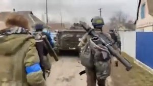 В Черниговской области местные жители встречают украинских защитников. Мы вас так ждали!