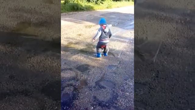 Я ИДУ ПО ЛУЖАМ МНЕ НИКТО НЕ НУЖЕН смотреть онлайн