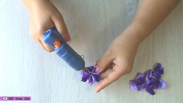 DIY Мастер-класс канзаши. Цветы из лент. Украшения для волос (English & Russian Subtitles)