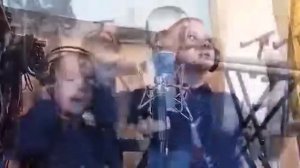 Музыка из песни "Шарманка" (песня И.Крутого и В. Пеленягрэ). Бабушке в подарок. Миша и Гоша Щербаты