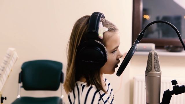 "Fly me to the Moon" — мелодійний різдвяний подарунок від Софії та Марії
