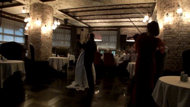 Первый танец молодоженов под звуки скрипки.