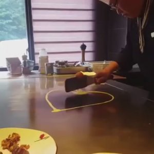 Невероятный трюк с яйцом от китайского шеф-повара