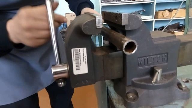 Резание металла слесарной ножовкой
