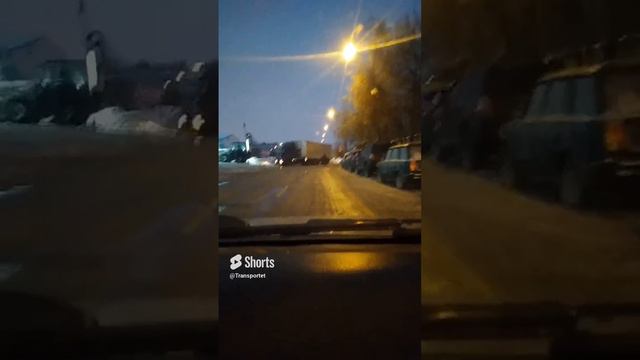 Помогает выехать дальнобойщику #shorts #большегруз