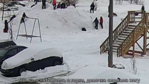 Cкатившись с горки, девочка сломала ногу