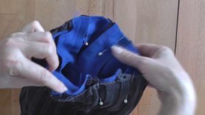 Шьем женскую шапку из свитера и кусочков драпа