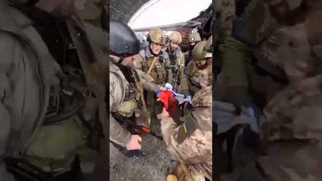 Добровольцы из Грузии сжигают российский флаг в освобожденном Гостомеле смотреть онлайн