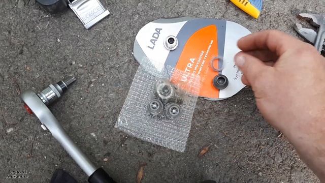 Замена масла LADA VESTA 1,6МТ. Заливаю масло LADA ULTRA! Залил пятиминутную промывку двигателя Лавр смотреть онлайн