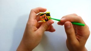 Рыбий хвост шестизвенный из резинок на рогатке Rainbow loom bands