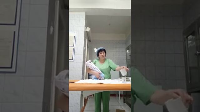 "кормление ребенка из мензурки"