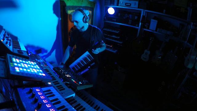Extraterrestrial Communication (Alesis Vortex Wireless 2 - Behringer Deepmind 12)