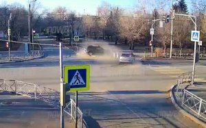 В Волжском два водителя пытались проскочить перекресток и столкнулись