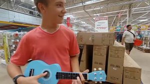 Мальчик люто сыграл на гитаре на публике!?