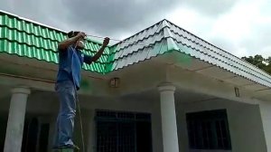Безвоздушная покраска крыши с помощью окрасочного аппарата с краскопультом для покраски