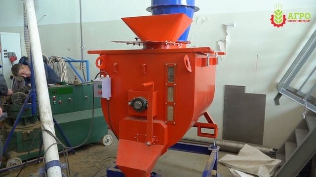 Производство полнорационного корма для коров с сеном и соломой.